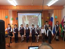 Группа исполняет песню